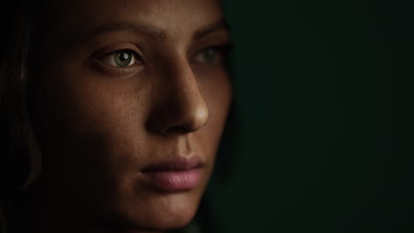 rostro de una mujer joven de cerca