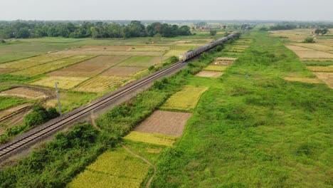 Der-Indische-Nahverkehrszug-Fährt-Mitten-Durch-Die-Grüne-Wiese