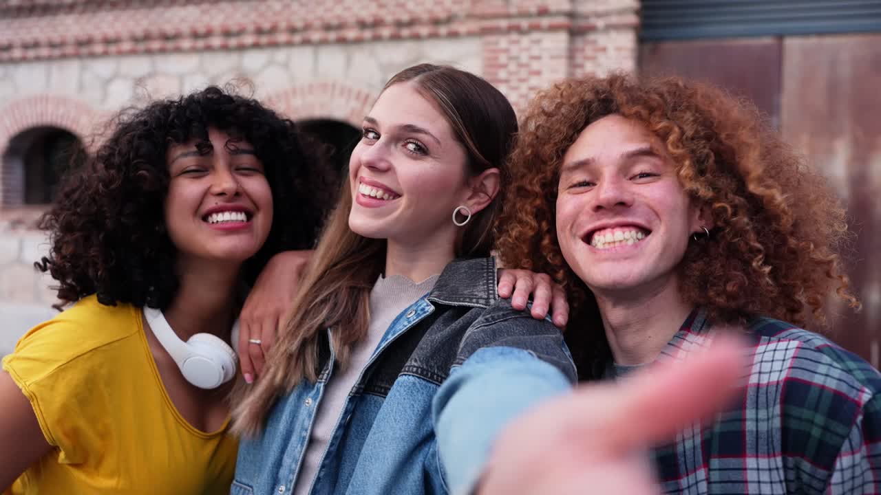 Grupo de amigos posando para uma selfie