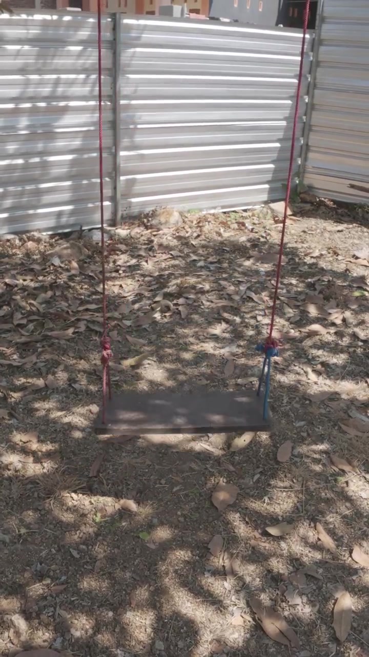 Altalena di Legno Vuota che Oscilla Avanti e Indietro in un Giardino