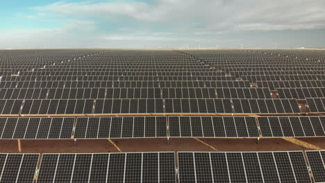 vista aérea de una granja solar que se extiende por el horizonte