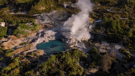 Antena-Del-Impresionante-Paisaje-Del-Valle-Volcánico-En-Rotorua,-Nz