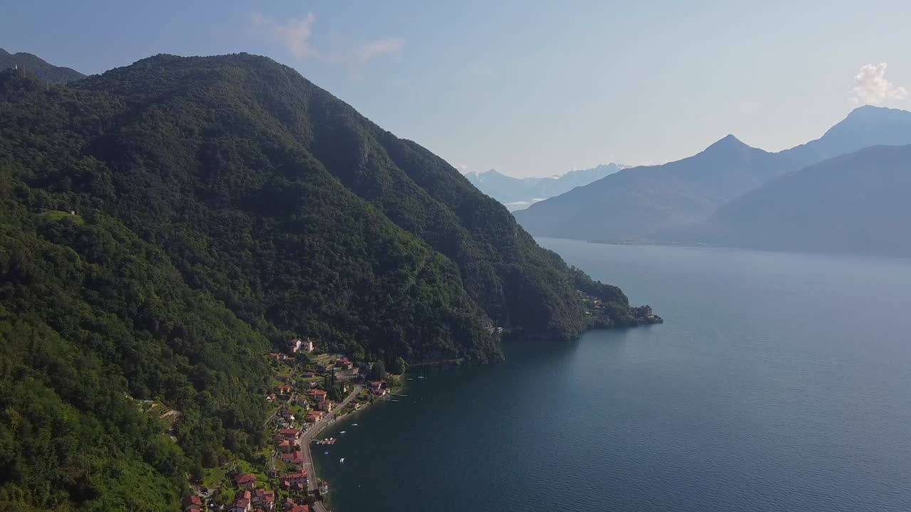 vista sobre el lago como, con los poderosos apls en el fondo