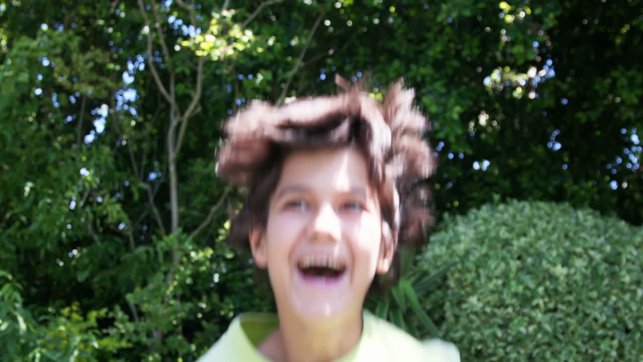 un niño saltando y sonriendo.