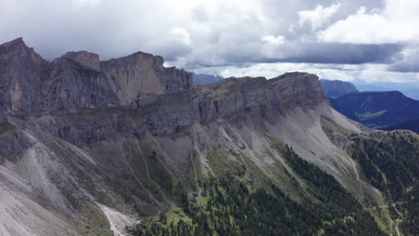 Icónico-Ridgeline-Seceda-En-Dolomitas-Italianas---Vista-Aérea-En-Día-Nublado