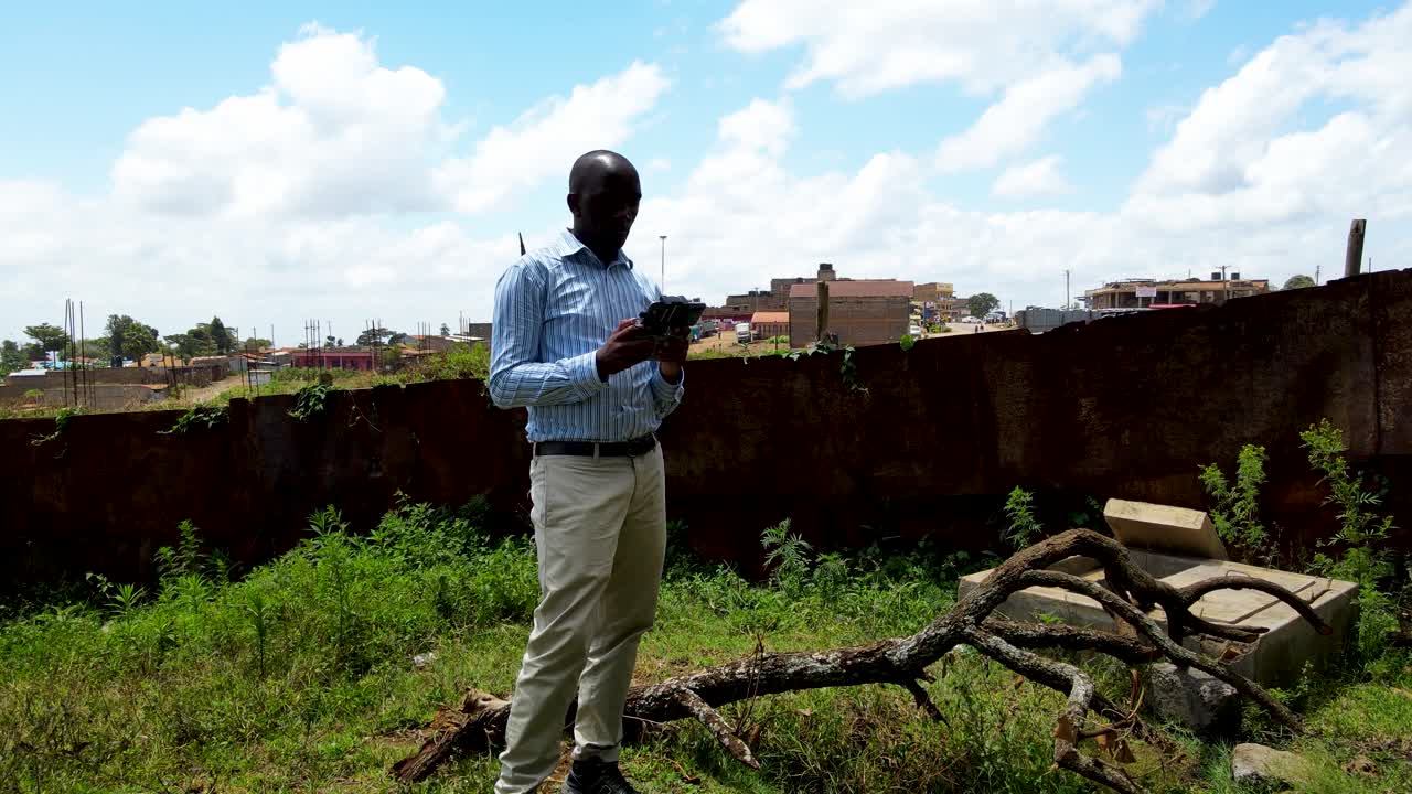 농촌 아프리카에서 드론을 비행하는 아프리카 드론 조종사