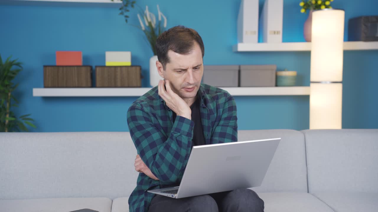 el hombre que usa la computadora portátil está pensativo, pensando en algo, buscando ideas.