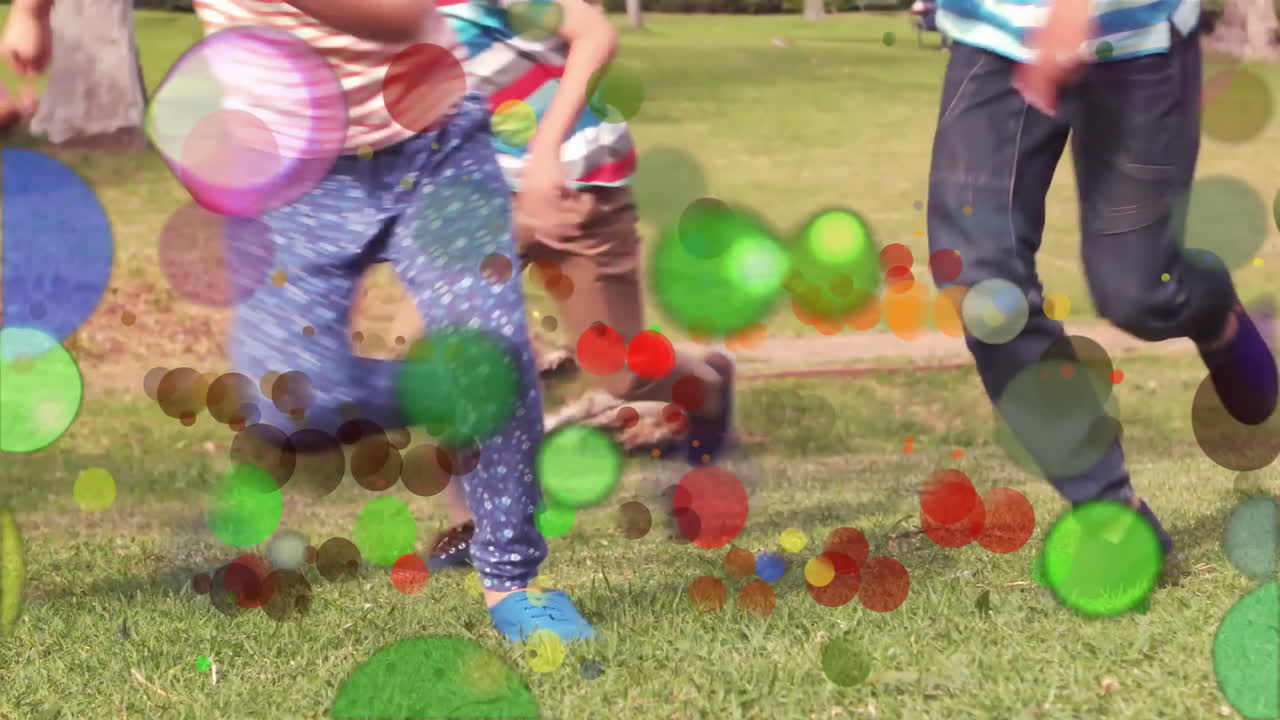 pontos móveis de luz colorida com crianças a correr