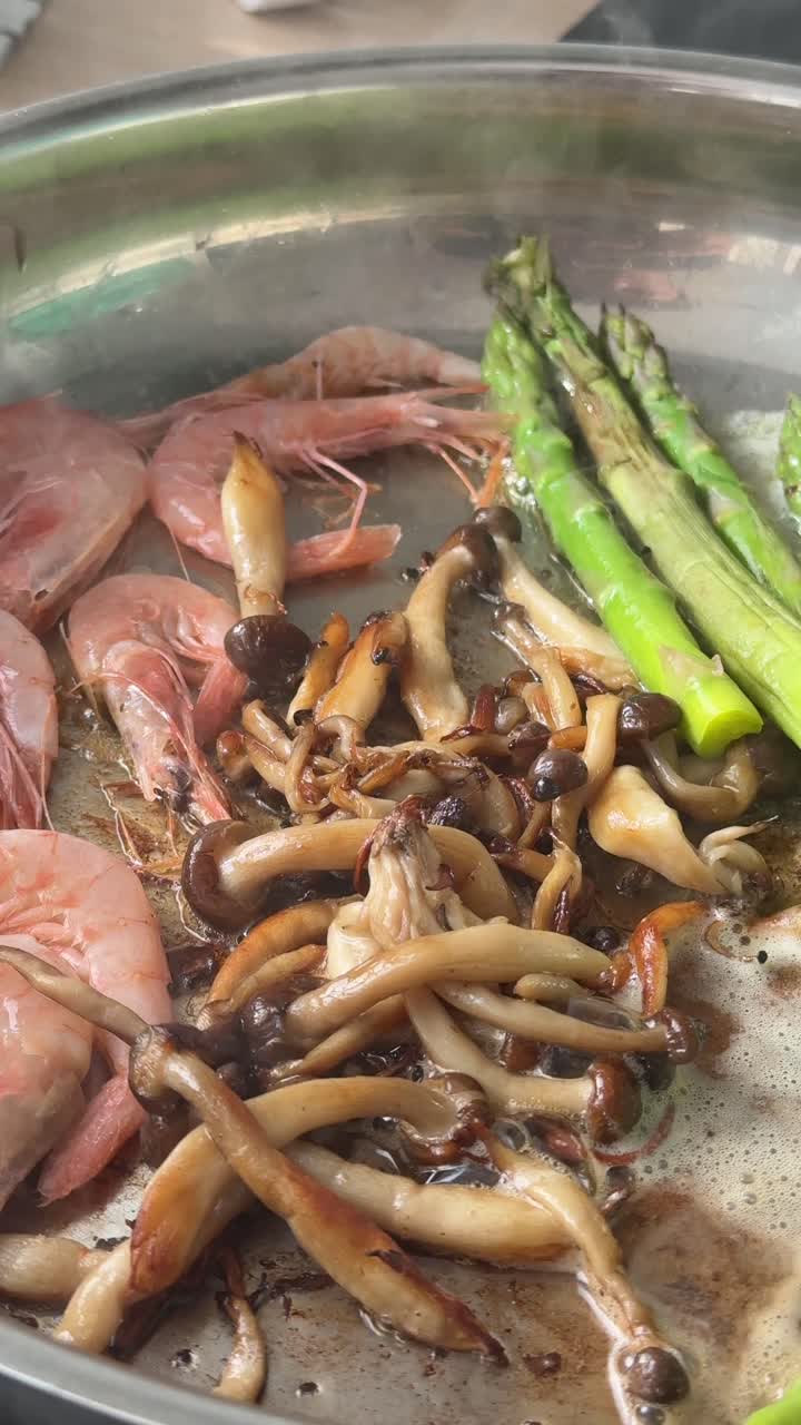 ผัดกุ้ง เห็ด และหน่อไม้ฝรั่งในกระทะ