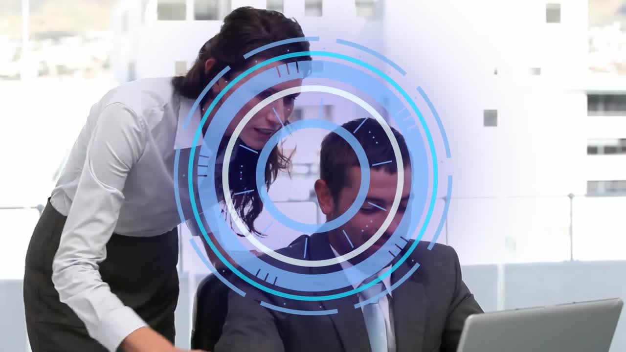 animación de escaneo de alcance sobre el procesamiento de datos y diversas personas de negocios