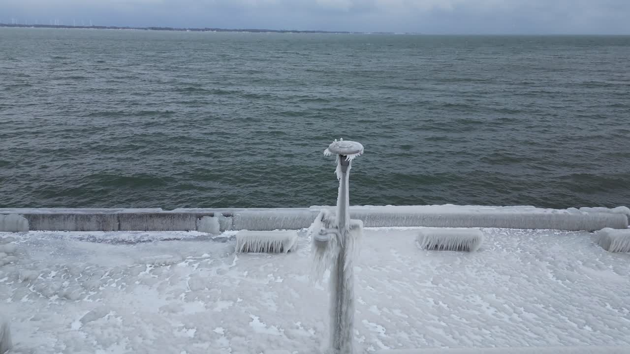 얼음 종말의 느낌으로 뒤덮인 해안 지역