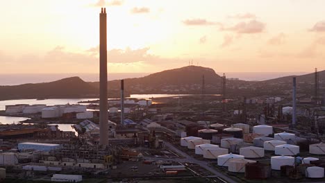 Resplandor-De-La-Hora-Dorada-Proyectado-Sobre-Las-Pilas-De-La-Refinería-De-Petróleo-En-Willemstad-Curazao-Al-Atardecer