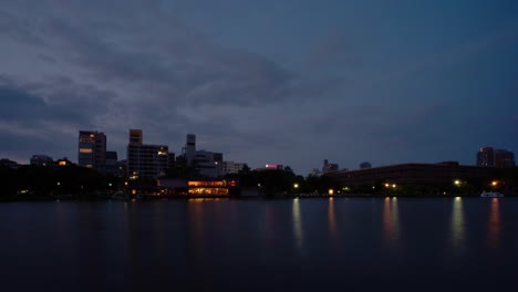 Lapso-De-Tiempo-Al-Atardecer-Del-Parque-Ohori-En-Fukuoka,-Japón