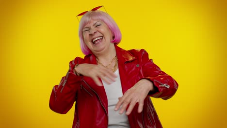 feliz y alegre anciana abuela se ríe en voz alta después de escuchar una anécdota ridícula, un chiste gracioso