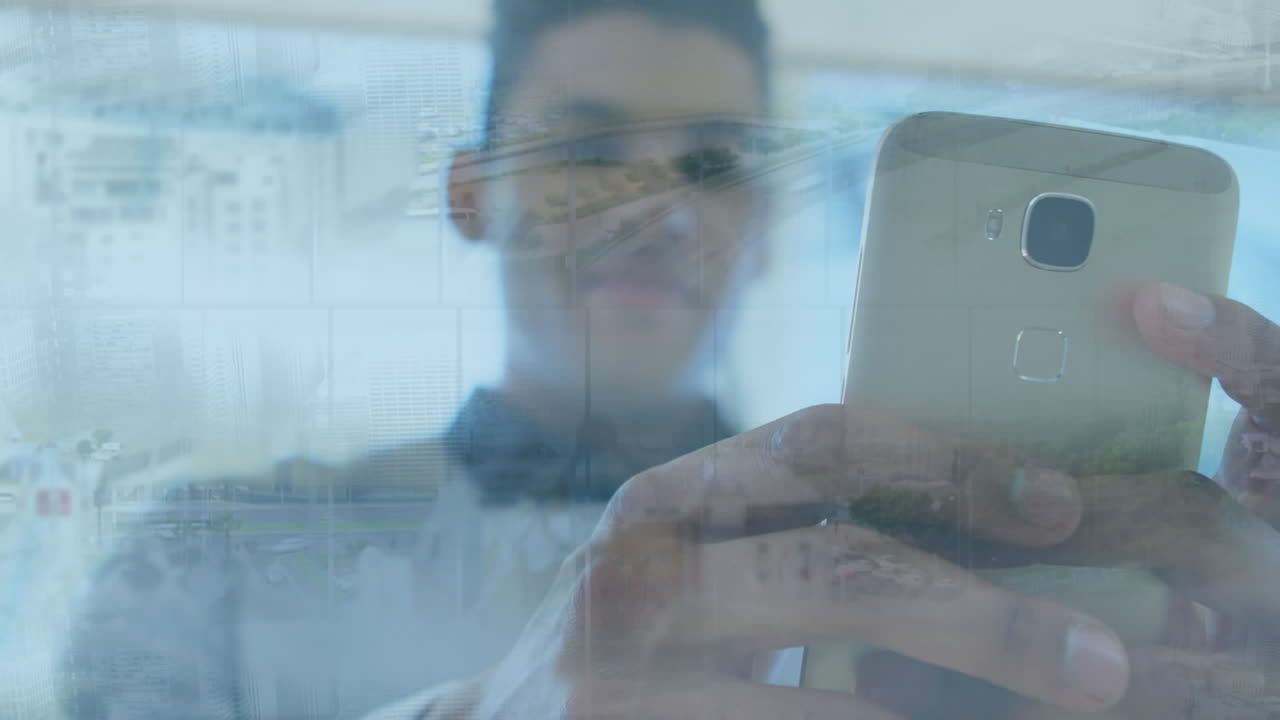 animación de un hombre usando un teléfono inteligente sobre el paisaje urbano