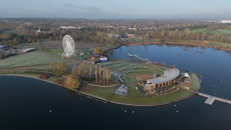 Eine-Luftaufnahme-Des-Willen-Lake-In-Milton-Keynes-Am-Frühen-Morgen-Mit-Der-Uferpromenade-Und-Dem-Riesenrad