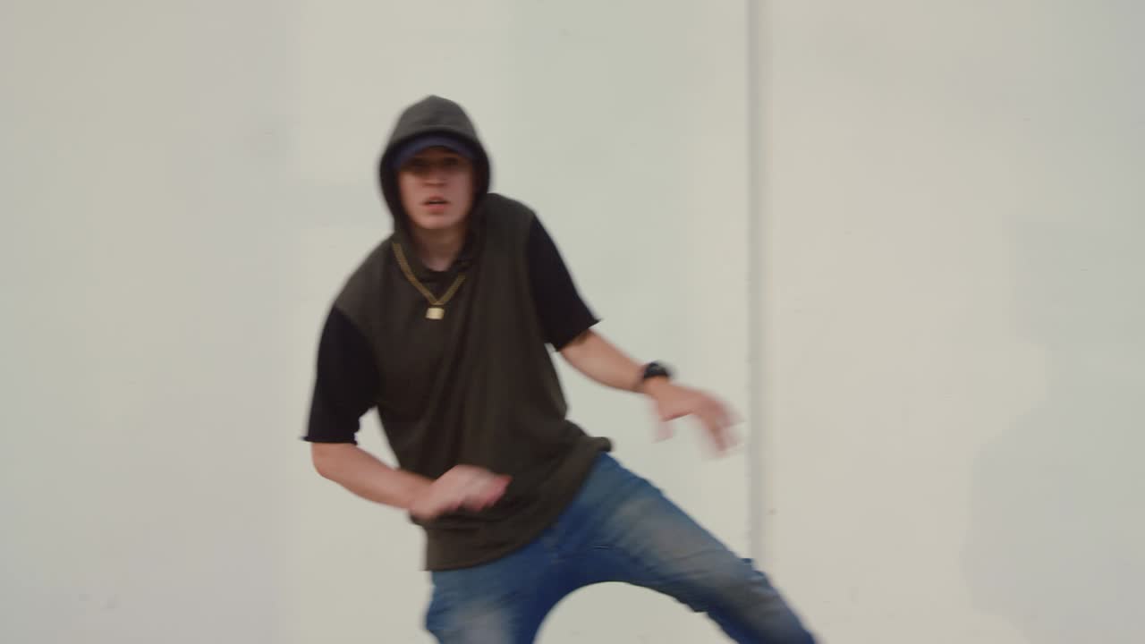 hombre de freestyle hip hop bailando por la acera de la ciudad