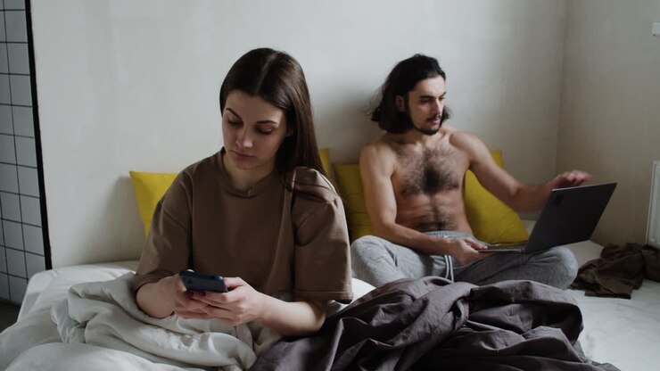 Frau, die Smartphone auf Bett verwendet