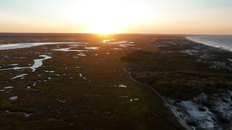 Paisagem de sapal e dunas de areia ao pôr do sol, Cape Cod, Barnstable, Massachusetts - Imagem de Drone.