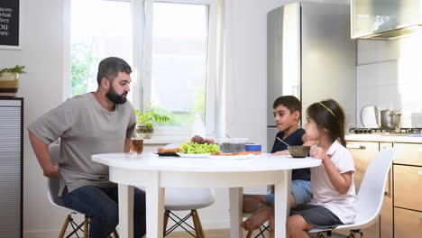 familia islámica tomando el desayuno.