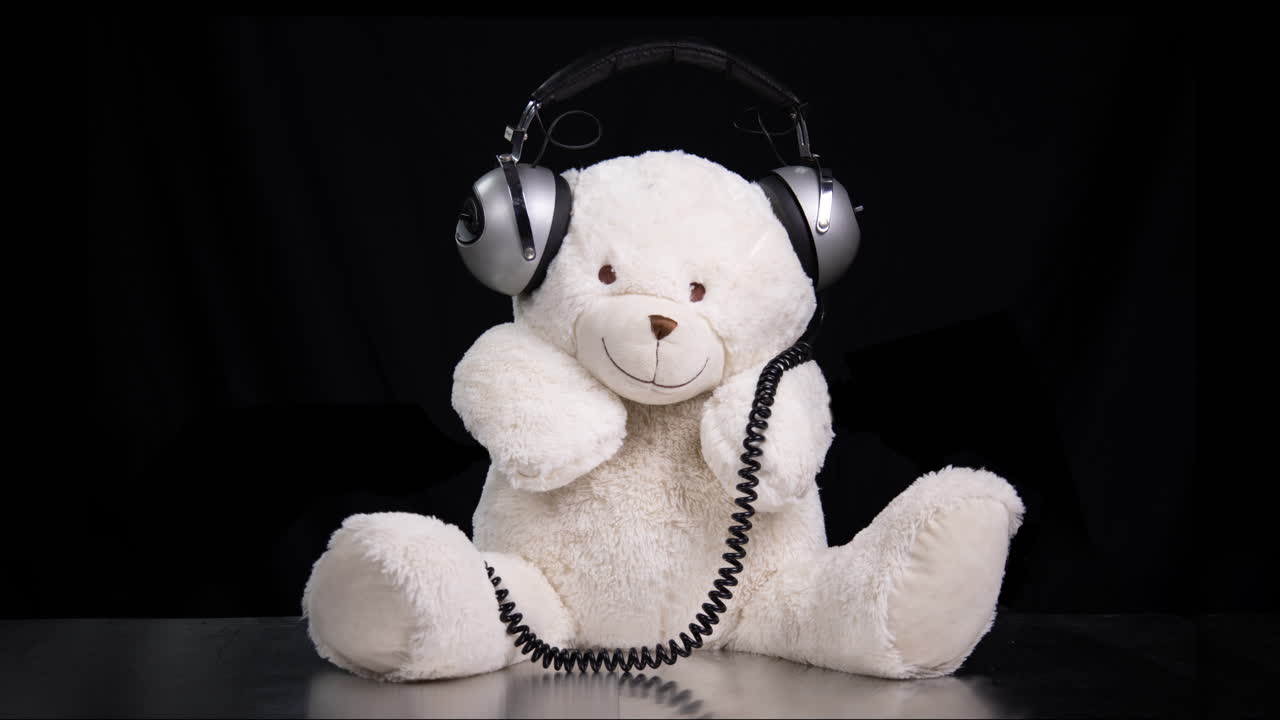 oso de peluche con auriculares