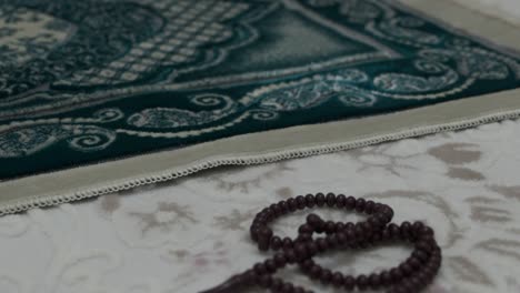 alfombra de oración puesta para orar, oración de color verde y rosario, alfombras de oración y rosario en el islam,