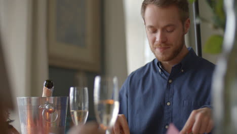 ein romantisches paar genießt das valentinstagsmahl gemeinsam