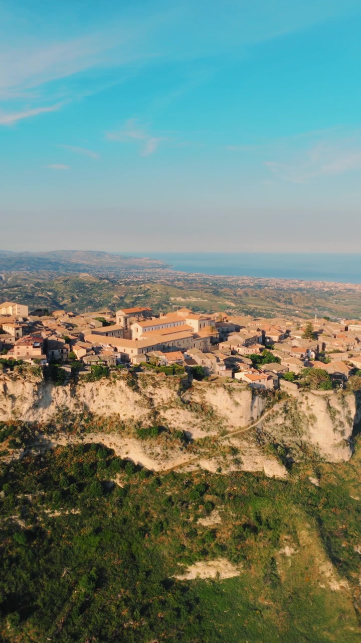 Vista aerea di un pittoresco borgo italiano arroccato su una scogliera
