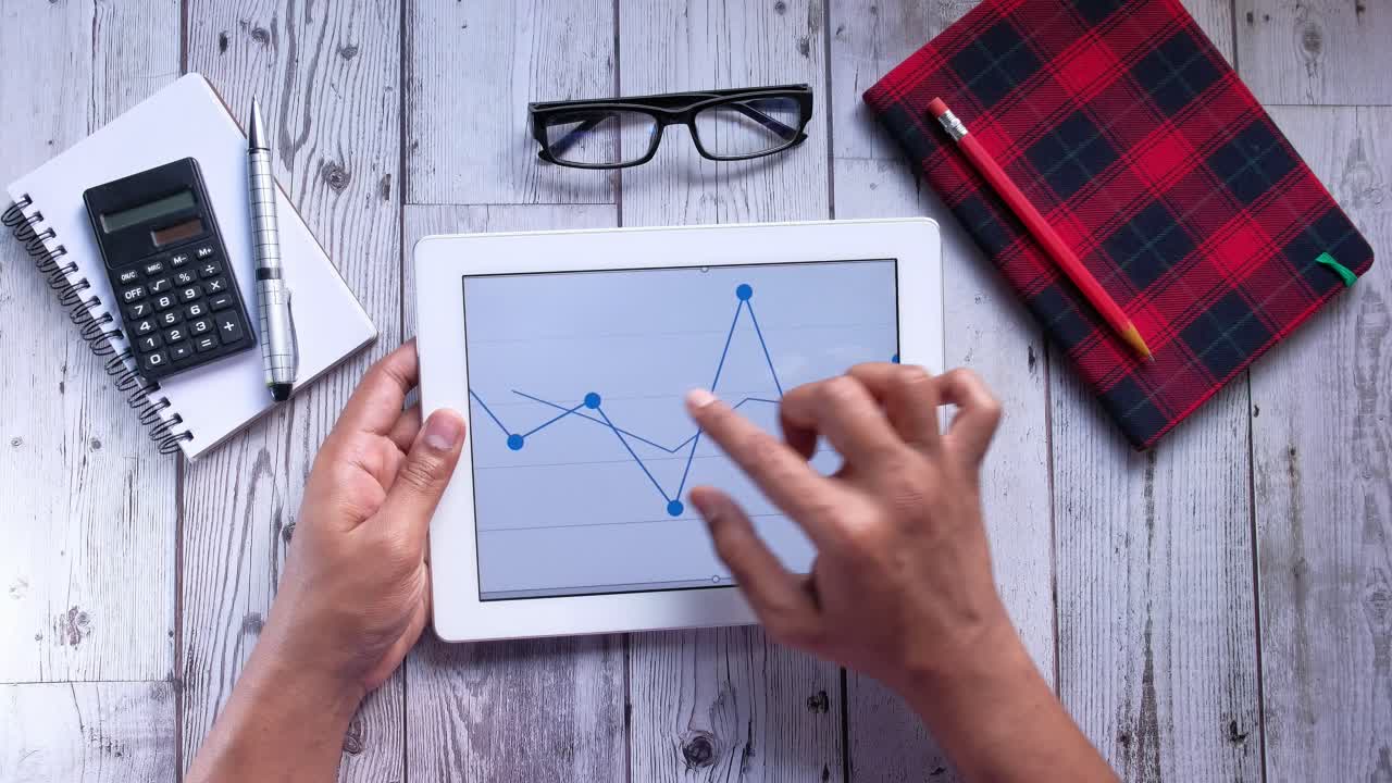 persona que analiza los datos en la tableta