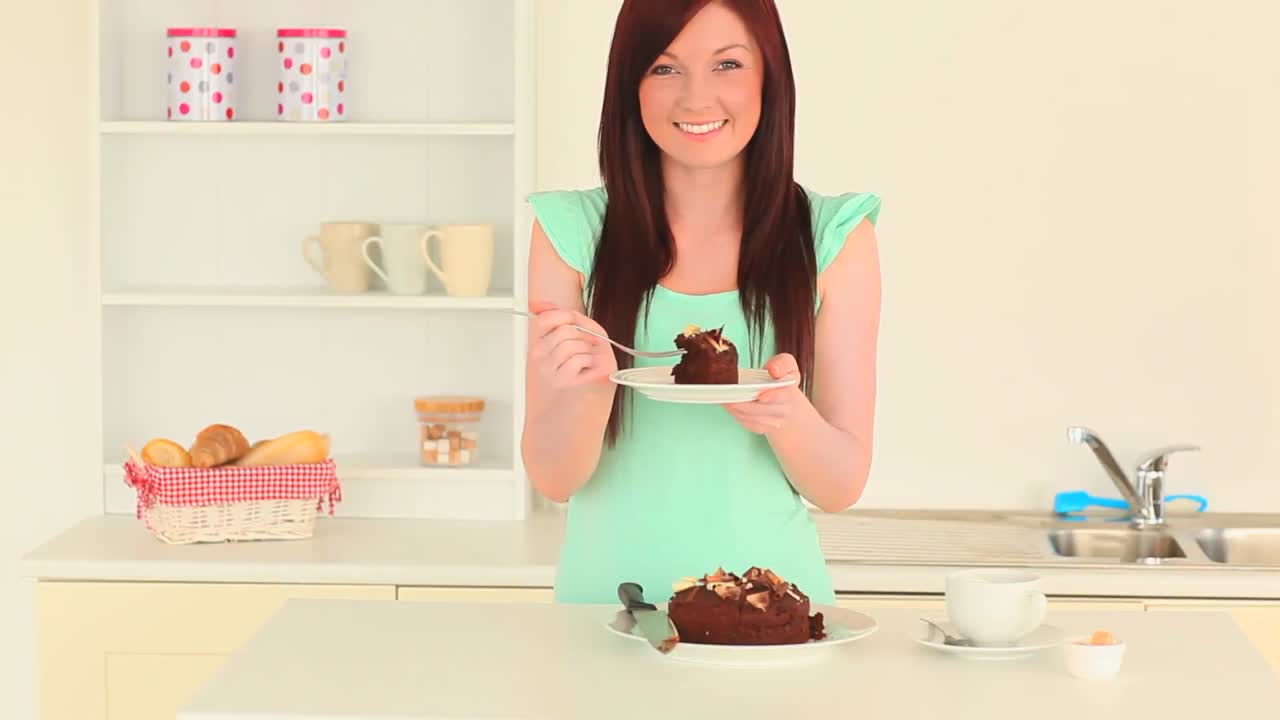 hermosa morena comiendo pastel