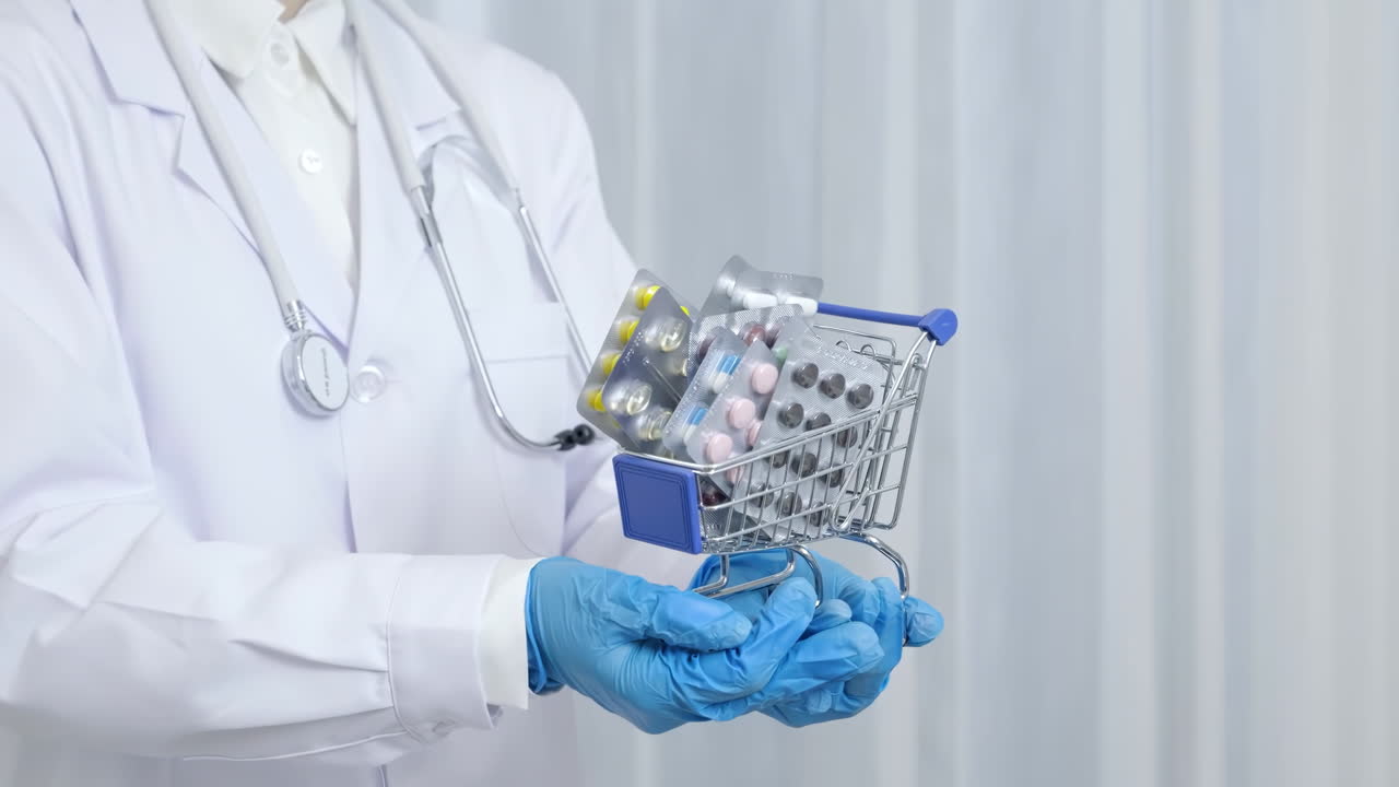 Un farmacéutico sin rostro sostiene un mini carrito de compras lleno de medicamentos en pastillas, tabletas y cápsulas en blíster en una farmacia: concepto de atención médica, tratamiento con medicamentos y terapia en un entorno clínico.