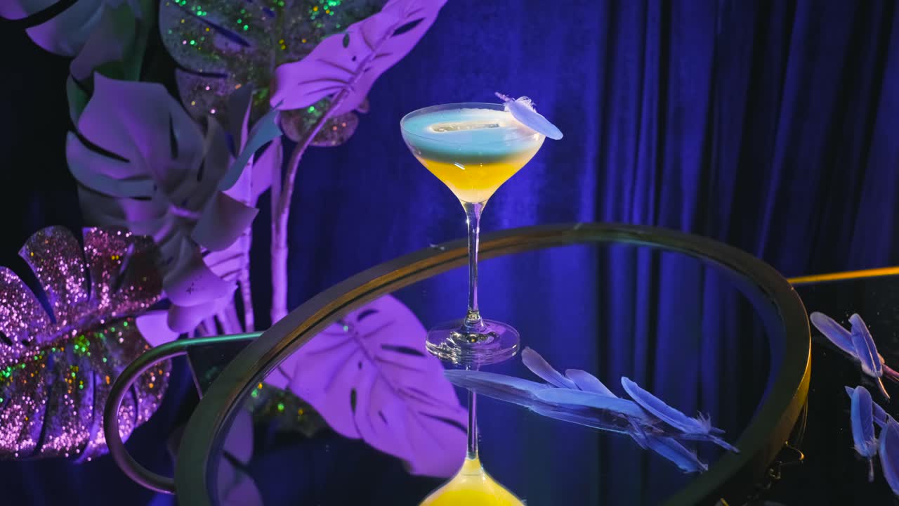 털과 네온 장식으로 활기찬 테일