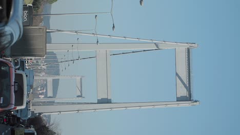 tráfico en un puente colgante