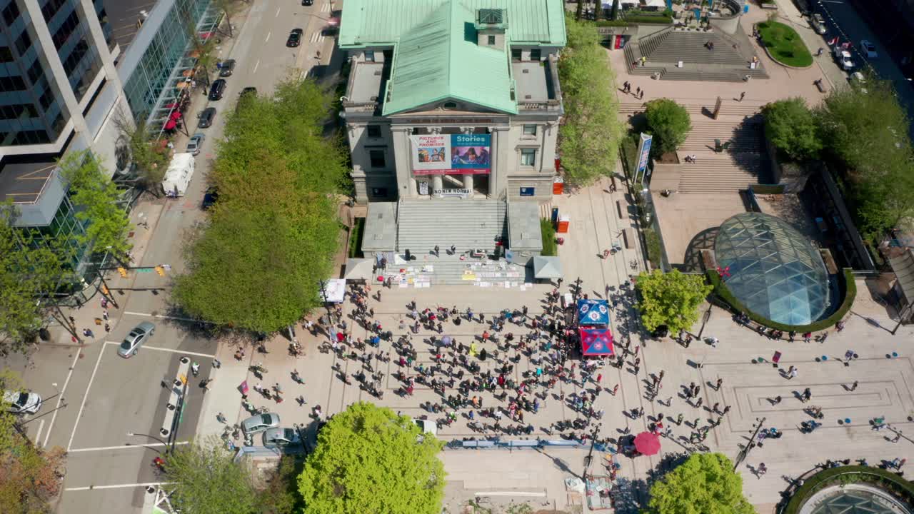 vista aérea de la multitud reunida en la galería de arte en vancouver