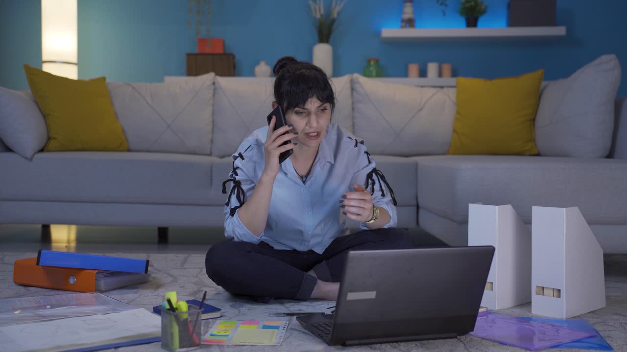 la mujer que trabaja en la oficina es agresiva y adicta a la violencia.