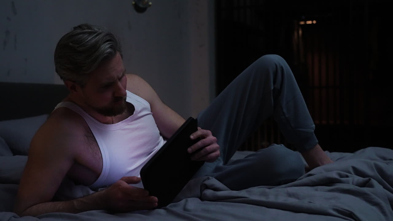 мужчина в спальне ночью