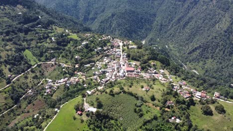 vista aérea del municipio de zacatlán rodeado de montañas, puebla, méxico