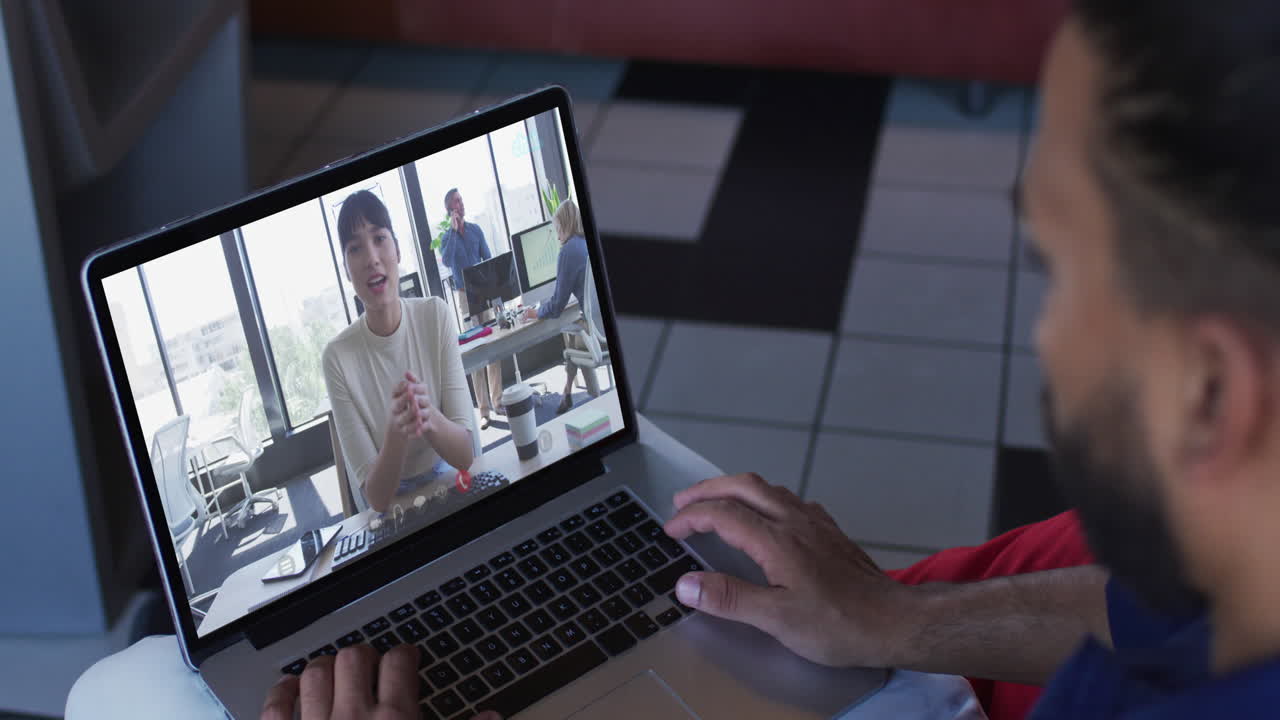 hombre de negocios afroamericano usando una computadora portátil haciendo una videollamada con una colega