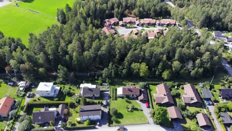 Drohnenschuss-über-Vorortwohngebiet-In-Schweden