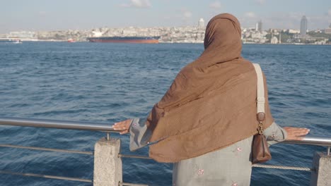 mujer con hijab en el puerto de estambul