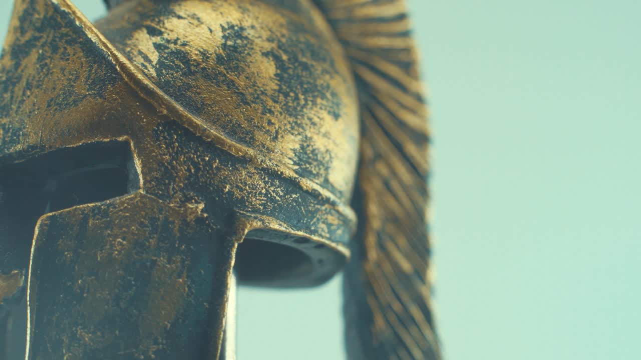 un primer plano giratorio de una cara espartana guerrero metal bronce antiguo casco griego, iluminación de estudio, cámara lenta, video 4k