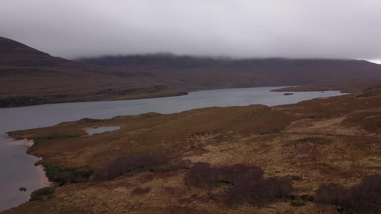 un vuelo sobre un lago al atardecer en escocia
