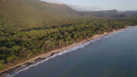 Playa-De-Wangetti-Y-Bosque-Verde-En-El-Parque-Nacional-Macalister-Range-En-Verano---Wangetti,-Norte-De-Queensland,-Australia