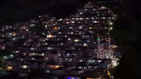 hermosa vista aérea del campo por la noche en el lado de la montaña