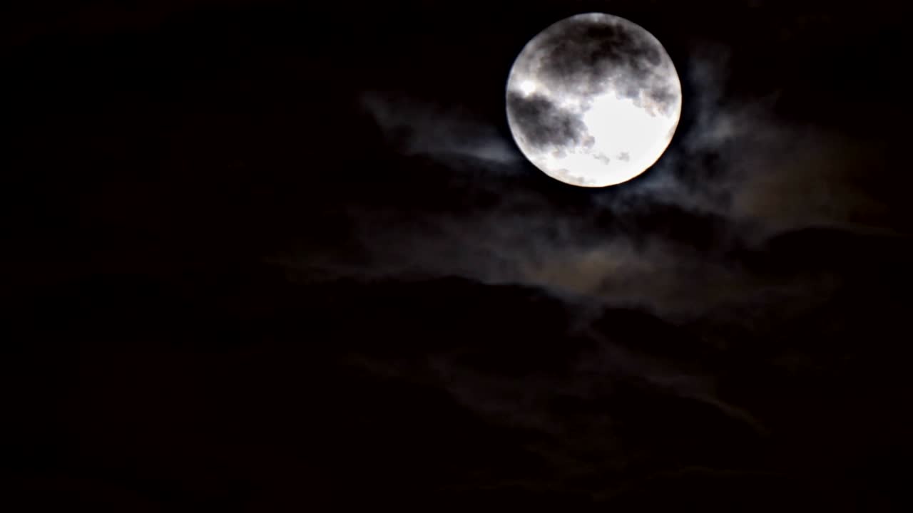 Céu noturno misterioso com silhueta de avião de passageiros voando sobre noite de lua cheia