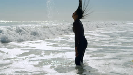 Surferin-Wirft-Ihr-Nasses-Haar-Im-Meer-Um,-4k