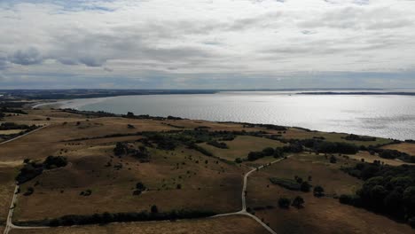 vista aérea de la costa de sejerøbugten con colinas, campos y océano