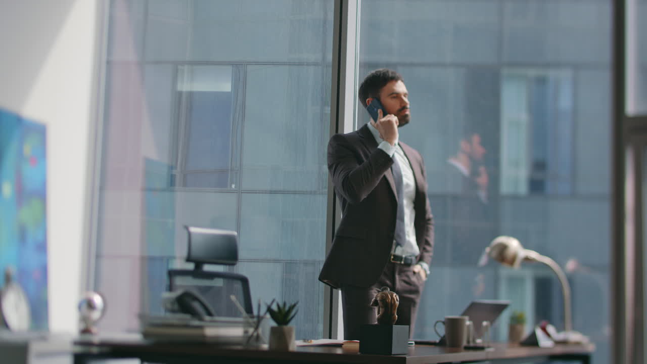 rich business owner che chiama in piedi ufficio di lusso. uomo manager che parla al telefono