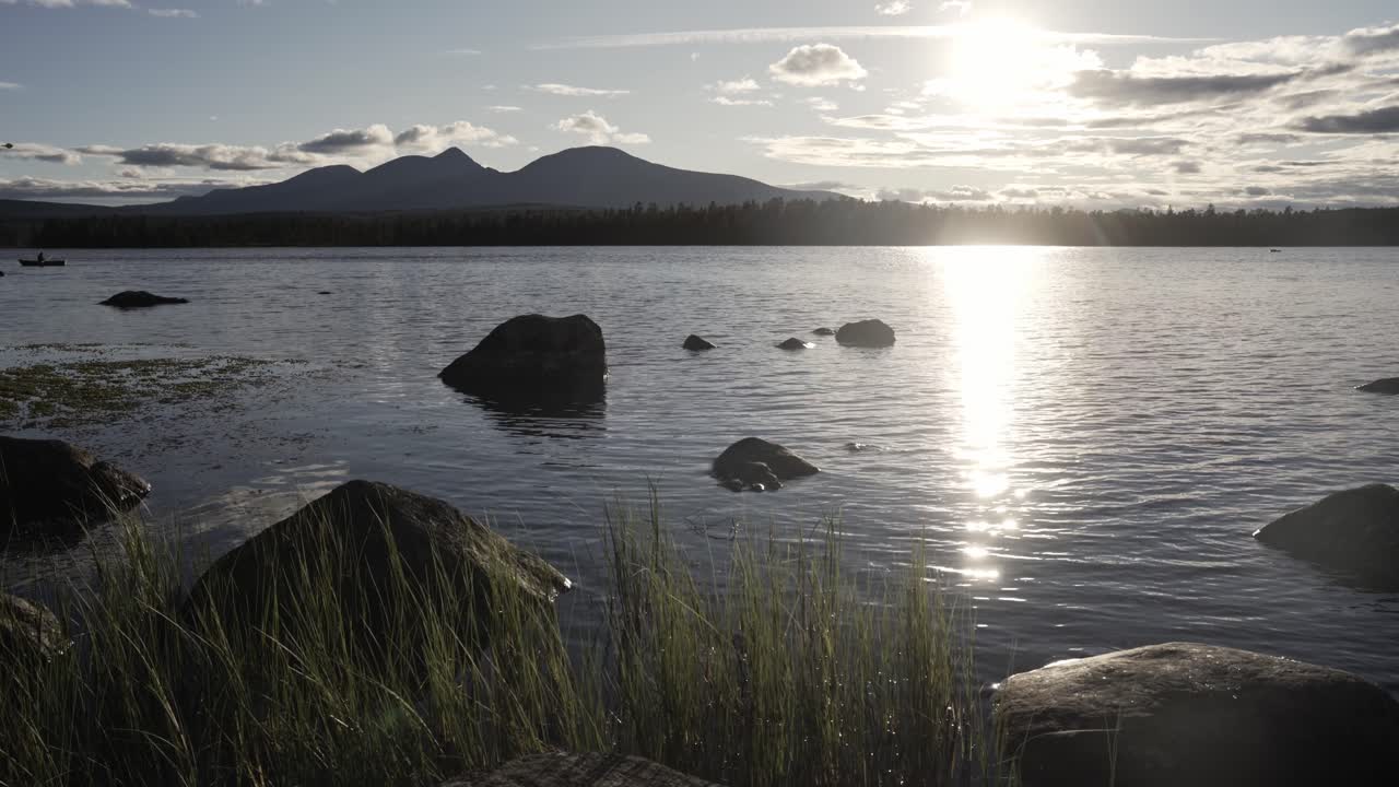 el sol brillante se refleja en el agua del lago en femunden, noruega, vista estática