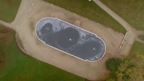 Fuente-De-Agua-En-El-Jardín-Y-Parque-Del-Castillo-De-Slavkov-Cerca-De-Brno,-Donde-Vivió-Napoleón